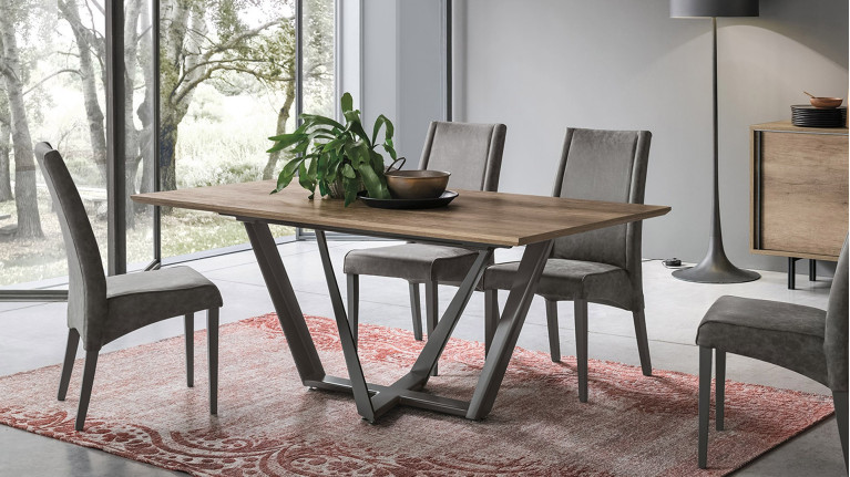 Table de repas design PRIAMO - Plateau bois ou céramique ultra résistante, pied central en métal multibranches.