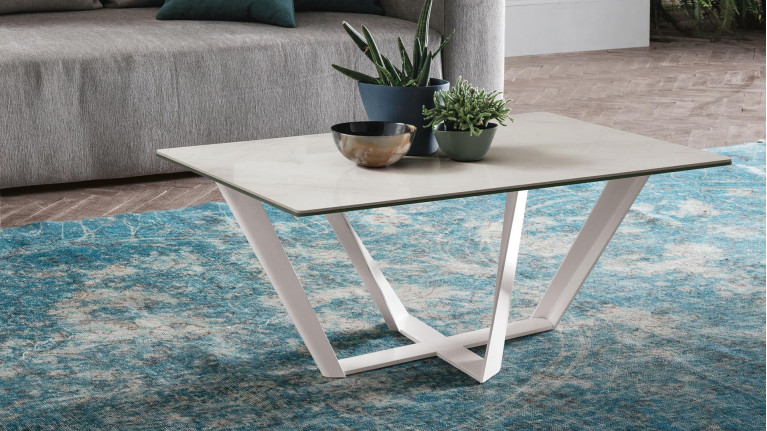 Table basse rectangulaire design PRIAMO - Plateau bois ou céramique ultra résistante, pied central en métal multibranches.