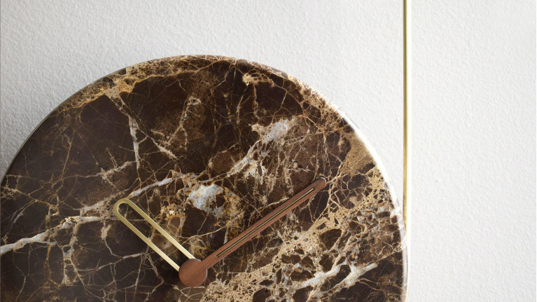 Horloge murale design en bois ou marbre, Eslabon