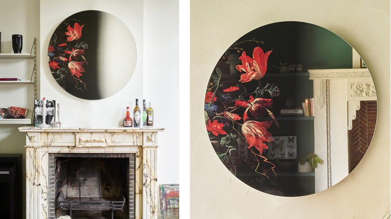 Miroir MUSEO I Son décor floral se fond avec les reflets de la pièce