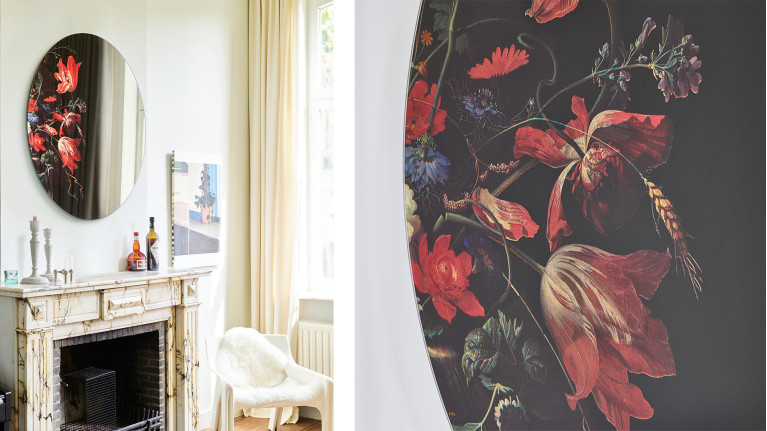 Miroir MUSEO I Son décor floral se fond avec les reflets de la pièce