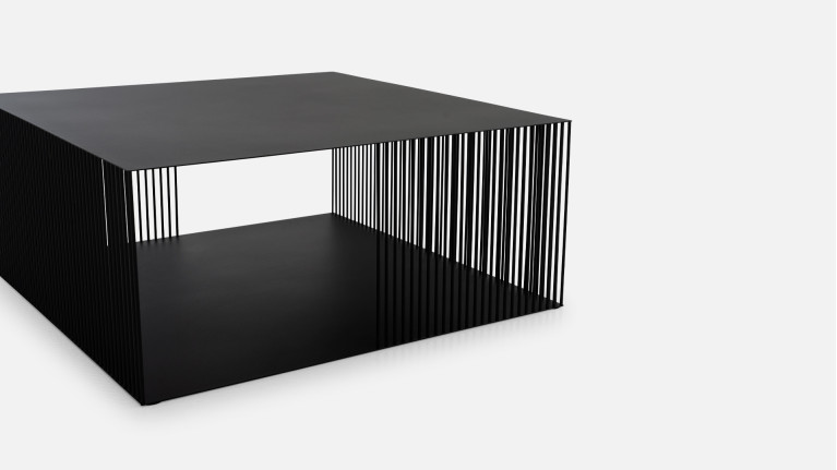 Table basse en acier, design graphique, lignes épurées, Veil