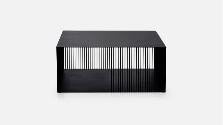 Table basse en acier, design graphique, lignes épurées, Veil
