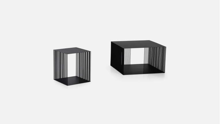 Table basse en acier, design graphique, lignes épurées, Veil