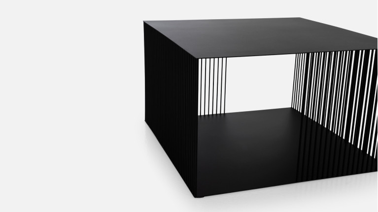 Table basse en acier, design graphique, lignes épurées, Veil