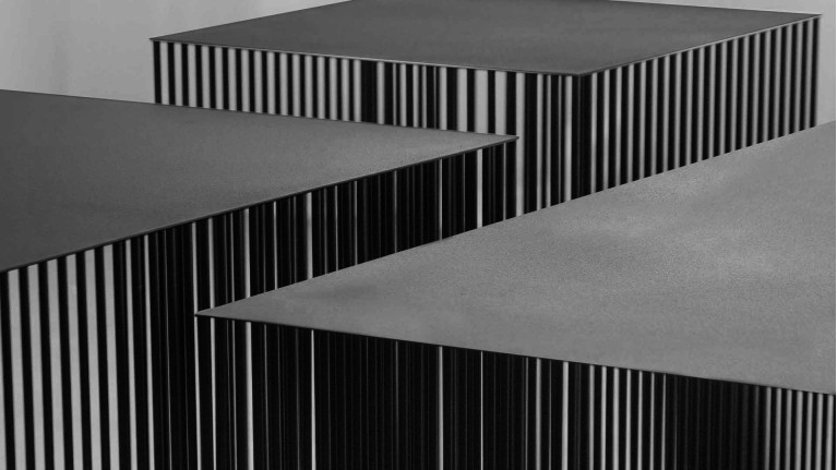 Table basse en acier, design graphique, lignes épurées, Veil