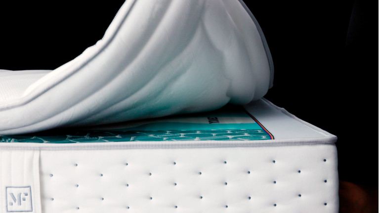 Matelas SUITE DIAMOND | Soutien ferme avec surmatelas au choix