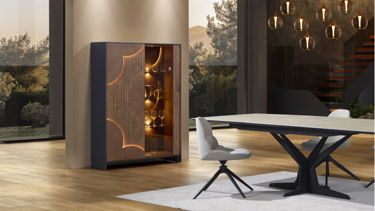 Vitrine NEO EQUINOXE – Placage chêne, étagères verre et éclairage LED