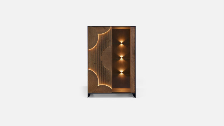 Vitrine NEO EQUINOXE – Placage chêne, étagères verre et éclairage LED