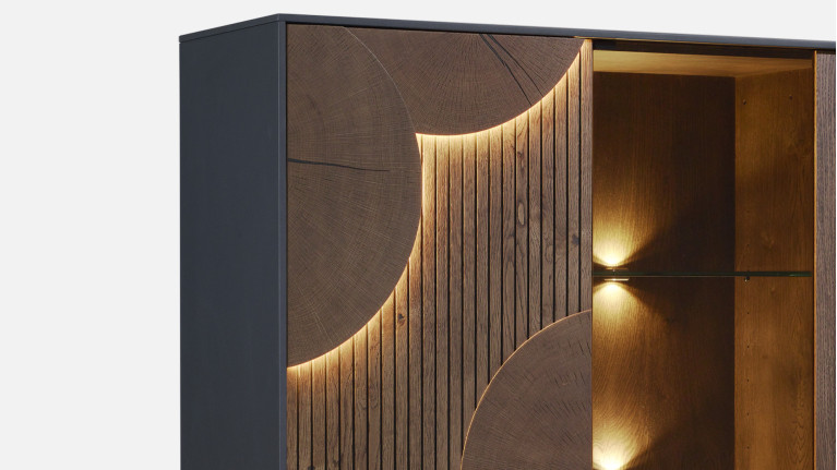 Vitrine NEO EQUINOXE – Placage chêne, étagères verre et éclairage LED