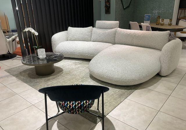 Table à manger design en céramique blanche aux reflets dorés avec chaises jaune moutarde et grises chez Mobilier de France Lanester