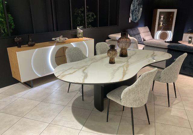 Table à manger noire effet miroir et chaises en tissu côtelé gris, dans une ambiance chic chez Mobilier de France Lanester