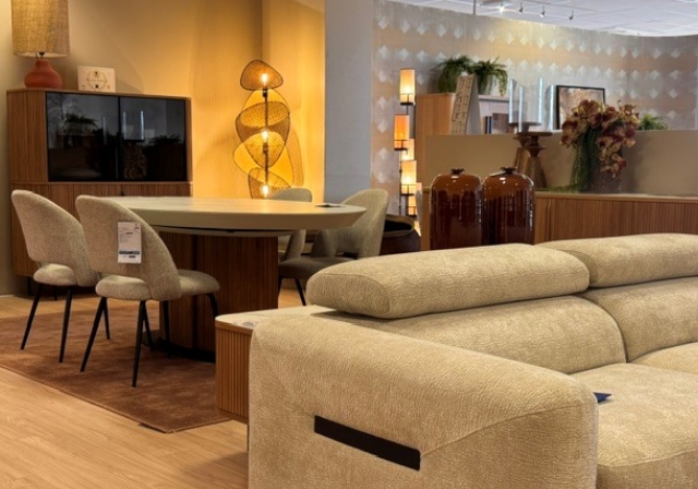 Buffet moderne en bois clair avec façades géométriques rétroéclairées, pieds métalliques et décorations florales – mobilier présenté chez Mobilier de France Saint-Lô