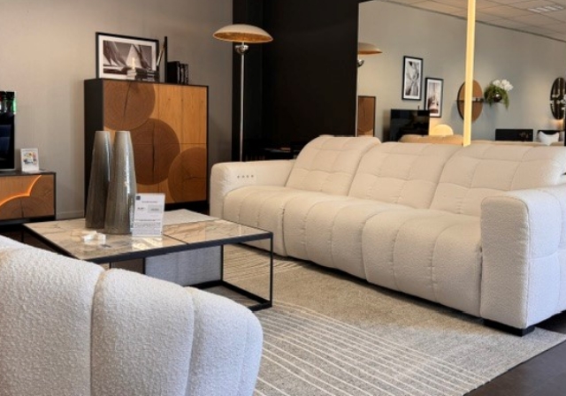Salle à manger design chez Mobilier de France Saint-Lô, avec vitrine contemporaine en bois naturel et noir, éclairage intégré et table ronde en céramique noire