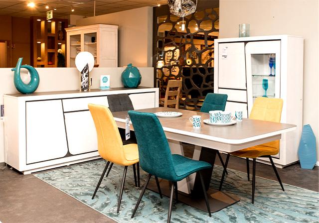 Table et chaises haut de gamme en bois dans votre magasin de meubles à Bruay-la-Buissière