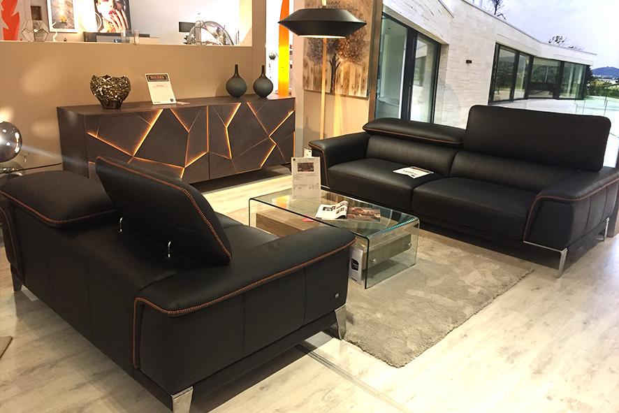 Canapés en cuit ou tissu, canapés d'angle ou relax, retrouvez un large choix de salon dans votre magasin spécialiste à Perpignan.