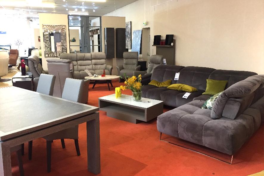 Canapés d'angle, en tissu ou en cuir, fauteuils relax, découvrez nos collections exclusives et personnalisables
