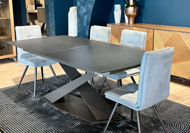 Table et chaises haut de gamme en bois dans votre magasin de meubles à Orgeval dans le 78