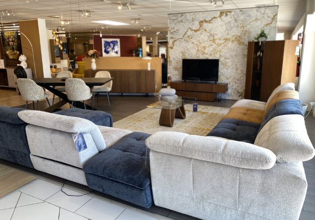 Table et chaises haut de gamme en bois dans votre magasin de meubles à Toulon Ollioules